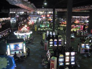 1200px-Interior_of_amusement_arcade_in_Japan_01